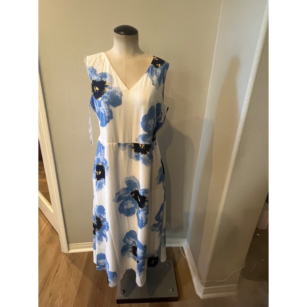 Anne Klein Women's Maxi Dress Size M Blue White Floral Sleeveless V-Neck Belted